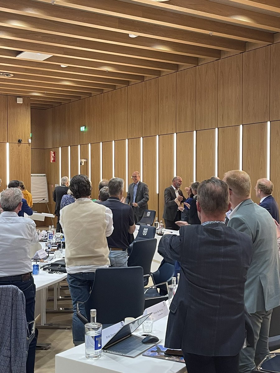 Vanavond is in de gemeenteraad het coalitieakkoord ‘Meer voor elkaar’ goedgekeurd, namen we afscheid van o.a. onze VVD wethouder Oscar Dusschooten en werden de nieuwe wethouders waaronder onze eigen Maarten van Asten benoemd. 🥳✅ #werkenvoortilburg #meervoorelkaar