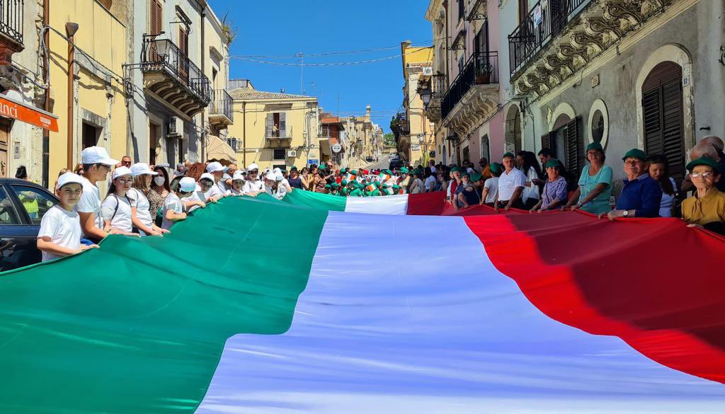 AlessandraBrafa's tweet photo. Vive l’Italia. #2giugno #2giugno1946 #palazzoloacreide #ferla #sicilia #italia https://t.co/fa9gW1vjz8