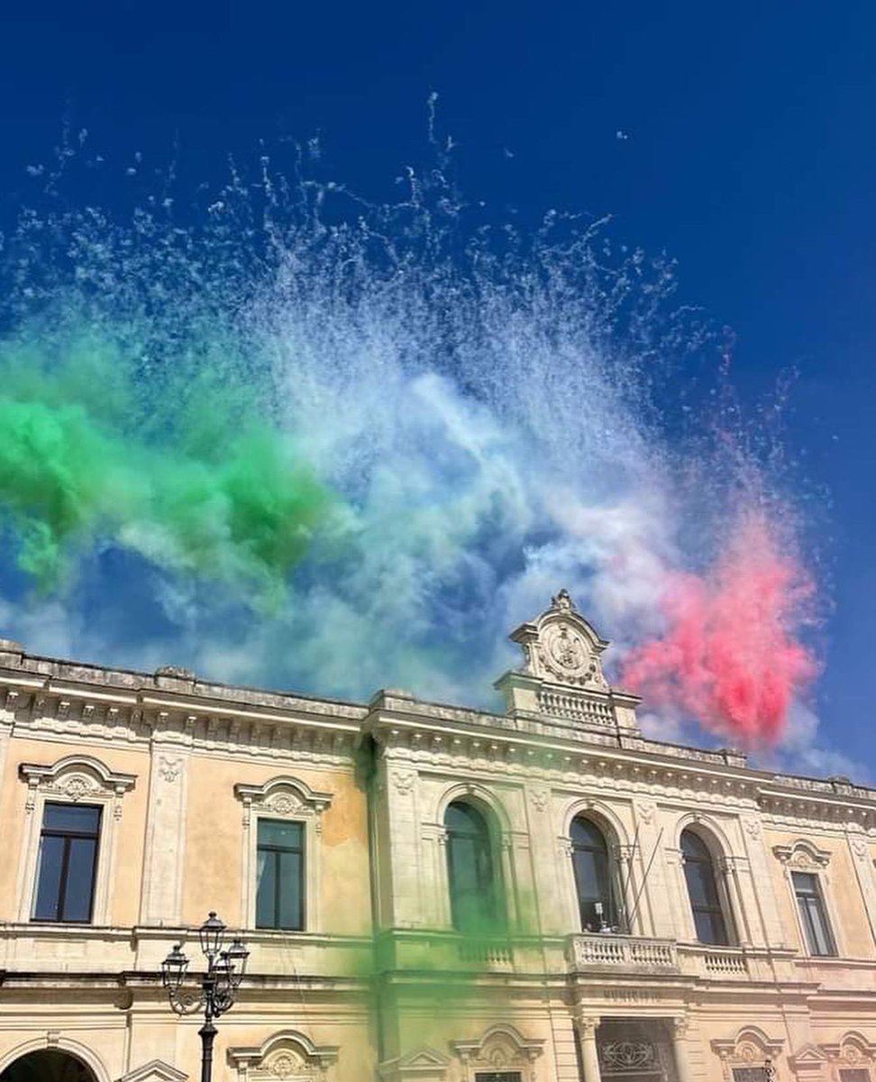 AlessandraBrafa's tweet photo. Vive l’Italia. #2giugno #2giugno1946 #palazzoloacreide #ferla #sicilia #italia https://t.co/fa9gW1vjz8