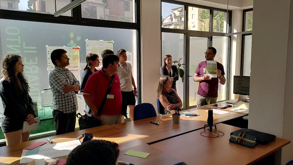 FiBLBreeding's tweet photo. #ECOPB #EngagemetBiobreeding Summer School partecipante exchanging experiences on experimental design, 
data capturing and data analysis with @matteo_petitti @tere_lazzaro https://t.co/hRDsf0HIzy