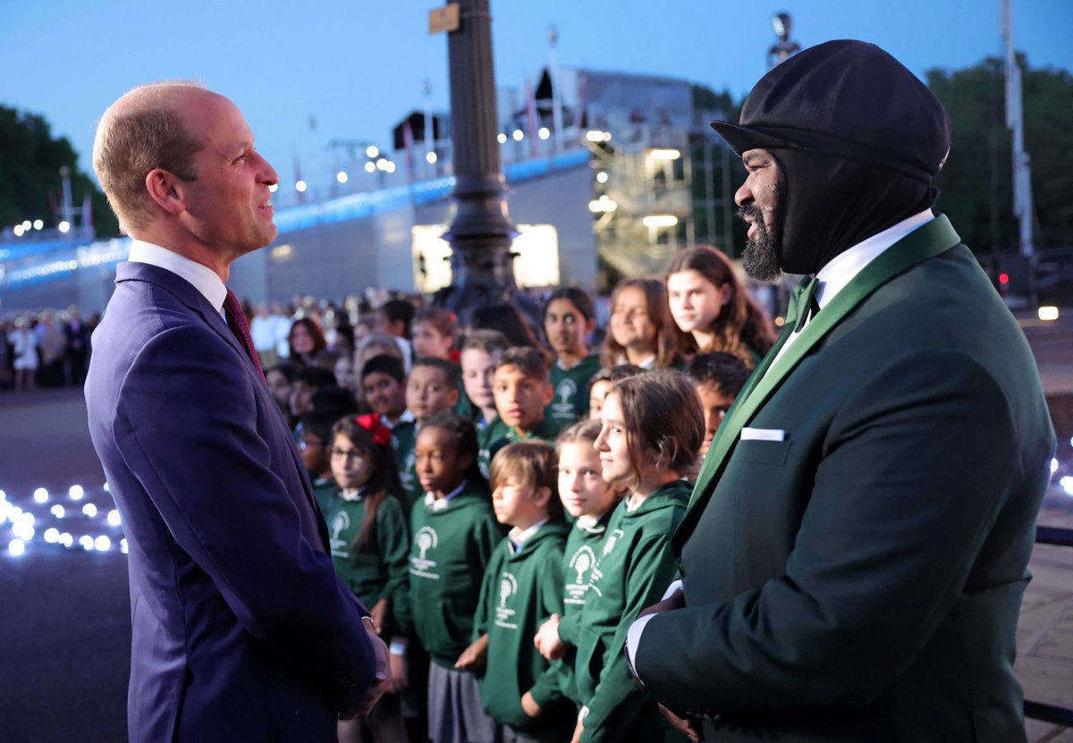isaguor's tweet photo. HRH The Duke of Cambridge met with Gregory Porter during The Lighting Of The Principal Beacon at Buckingham Palace.
📸: Getty Images https://t.co/uT2Tq1CiGE