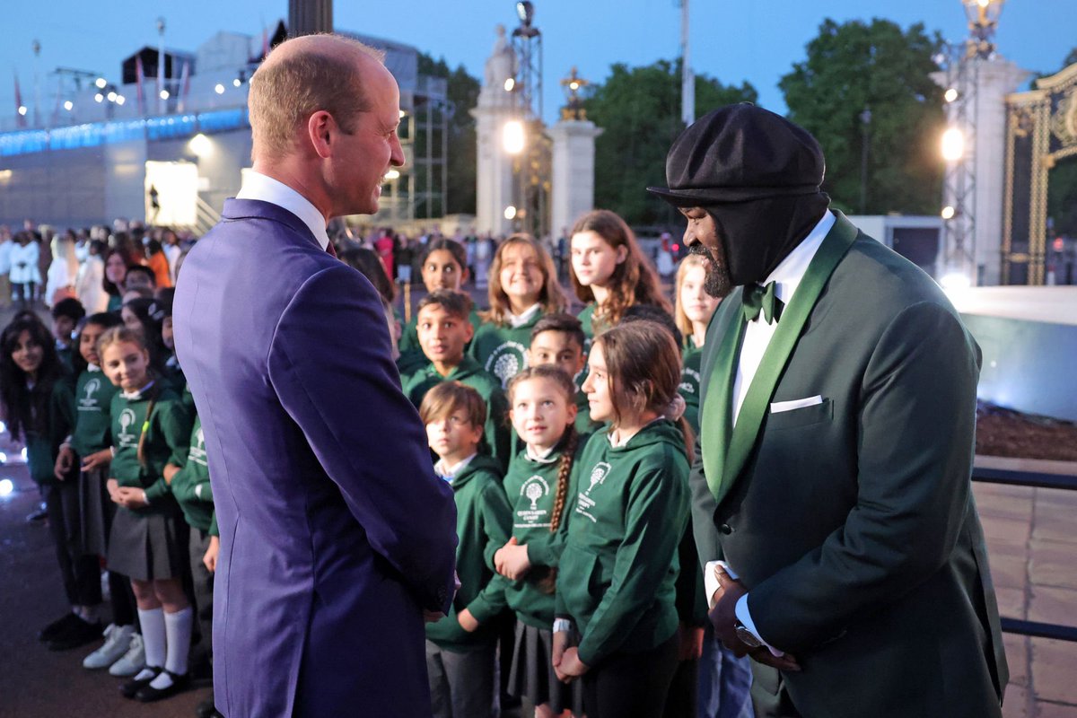 isaguor's tweet photo. HRH The Duke of Cambridge met with Gregory Porter during The Lighting Of The Principal Beacon at Buckingham Palace.
📸: Getty Images https://t.co/uT2Tq1CiGE