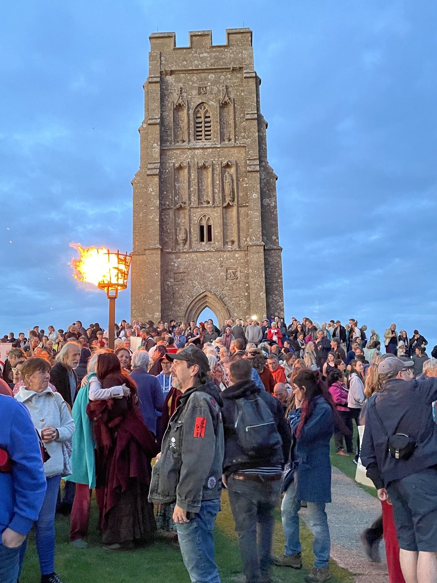 yasmalc's tweet photo. #platinumjubilee Glastonbury Tor https://t.co/KgVRS4vaQ3