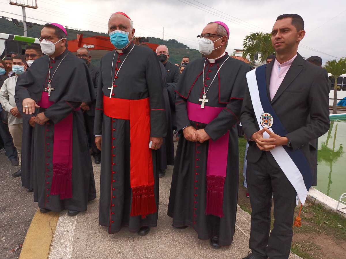 eurolobo's tweet photo. #Jun02 Ya está en Mérida El nuevo Arzobispo Coadjutor Monseñor Helizandro Terán https://t.co/PMbAVmLVmg