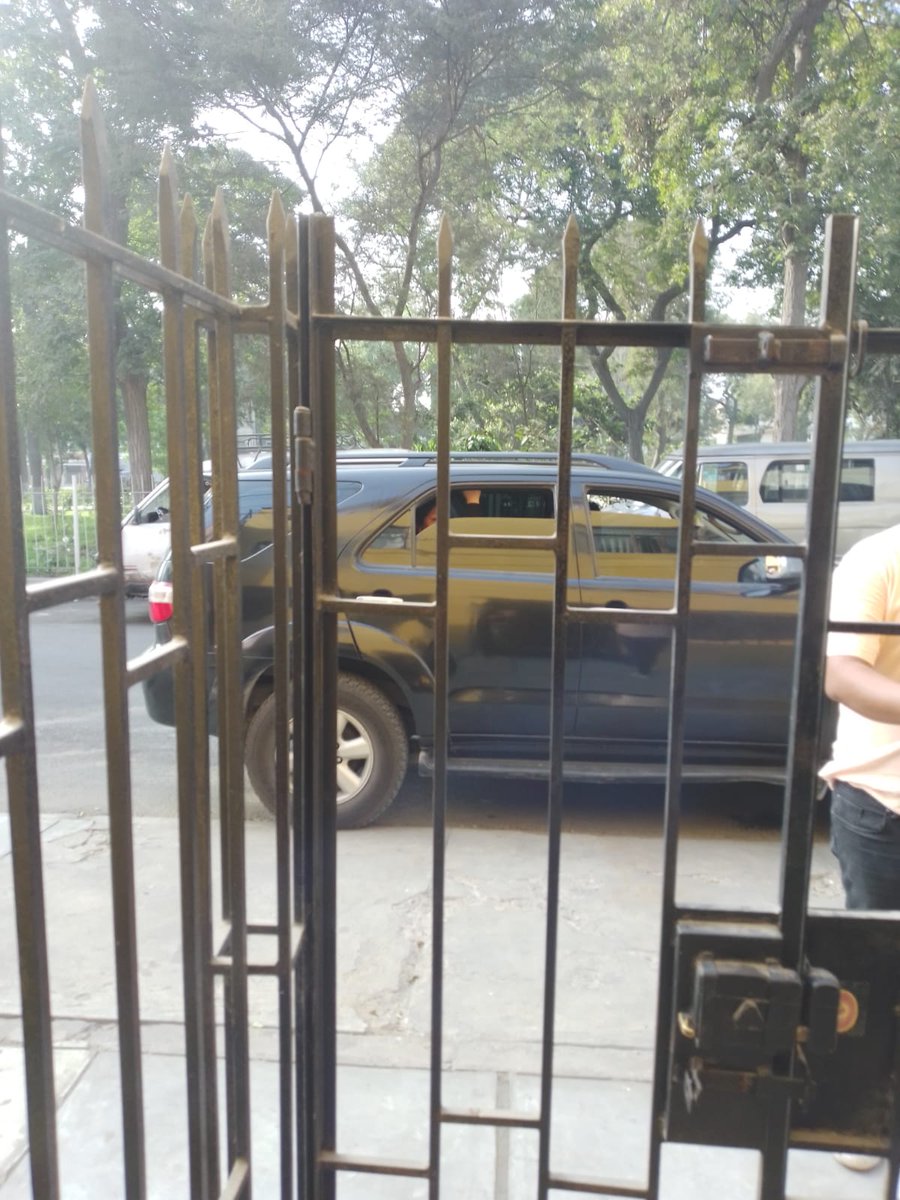 El gobernador de Ica acaba de enviar emisarios a mi casa para acosarme y amedrentar, luego que el portal que dirijo <a href="/CentroLiber/">Centro Liber</a> denunciara los pagos que ha realizado a una red de periodistas a cambio de publicidad. Los sujetos llegaron en esta camioneta negra y 1/3