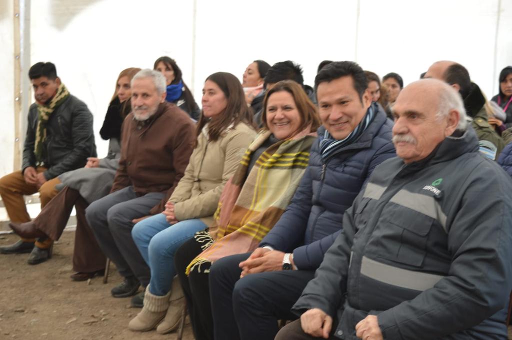 RFlutsch's tweet photo. #ESeSiR
#Huncal vivió hoy un hecho histórico. Junto a toda la comunidad, el ministro Osvaldo Llancafilo, el intendente, Walter Fonseca, autoridades provinciales y locales, inauguramos el anexo del CPEM N°98 que recibirá a 25 estudiantes.
#MinisterioGobiernoEducación
#CPE https://t.co/Bovt4lXGdR