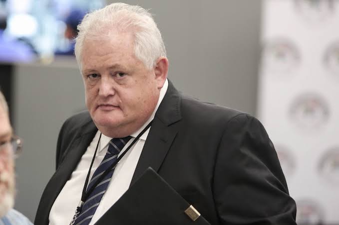 FriendsOfZuma's tweet photo. Angelo Agrizzi: "I bought Nomvula Mokonyane grocery and drinks for Christmas but i don't have receipts" 

SA Media: "Angelo is a reliable whistle blower"

Arthur Fraser: "I've opened a case against Cyril &amp; gave the police all the Evidence"

SA Media: "Fraser is not reliable" https://t.co/j2Wtu617un