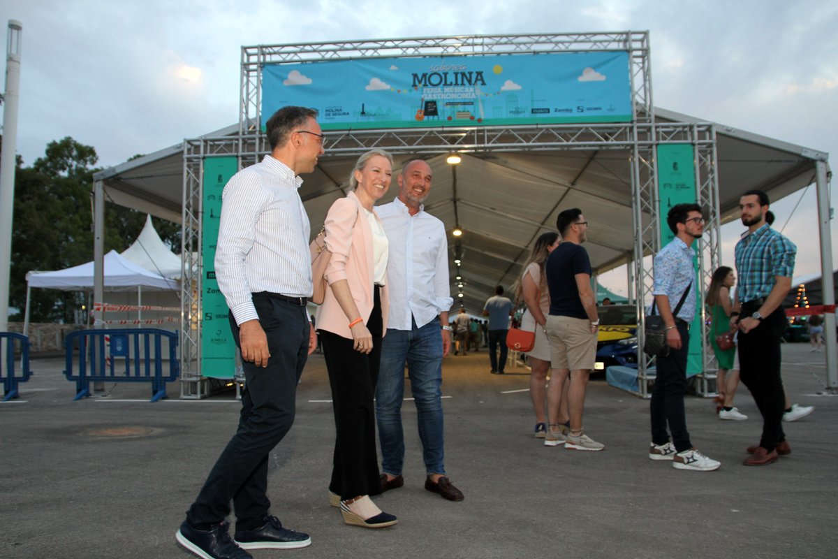 CsRegionMurcia's tweet photo. 🌜Hoy nuestra coordinadora, @MJoseRosOlivoCs y los secretarios @rex_pedro y @tomsfdez han participado en un #AfterWorkCs con los afiliados de @Cs_MolinaSegura.
🎆Además han visitado la Feria de Música y Gastronomía 'Saborea Molina' en el Recinto de Eventos de #MolinadeSegura. https://t.co/iZOh8F9wmU