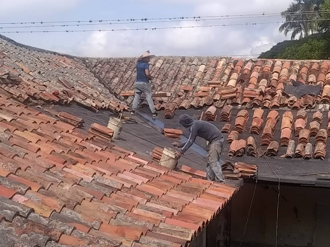 Siguiendo instrucciones del ciudadano Alcalde Dr. Evaristo Zambrano, continua la reparación de la sede de la antigua prefectura; colocación de manto y teja. REIMPULSANDO LO NUESTRO