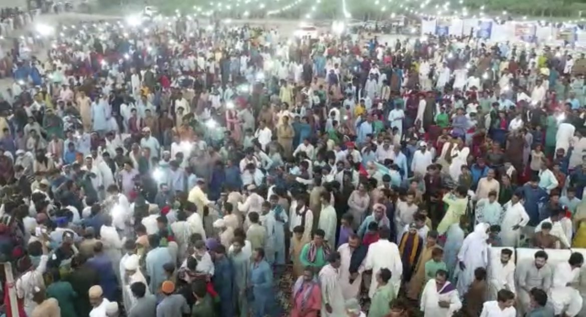 NHALEPOTO11's tweet photo. ThankU to my beloved ppl of #Badin for a massive welcome on my arrival back to my village AbdullahHalepoto #KapriMori from Canada. Shukar alhamdulilah https://t.co/D0BhLAdD2S