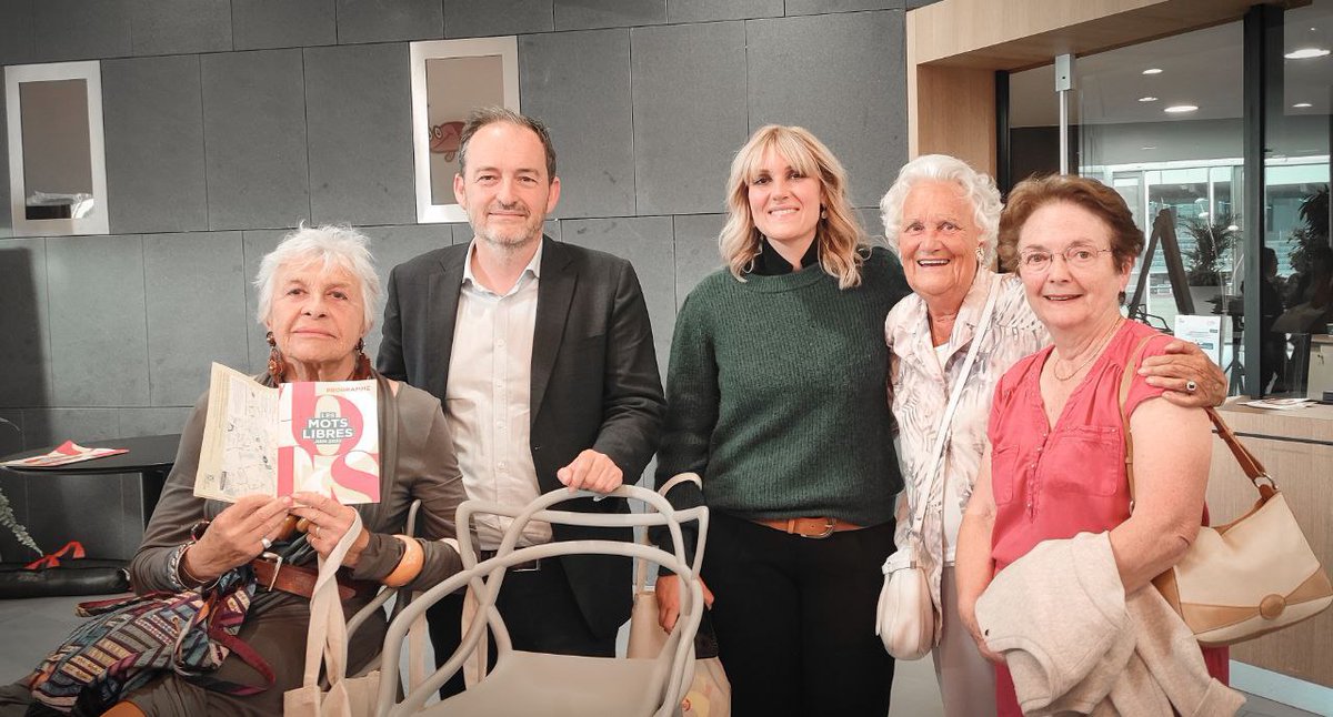 ATaquillain's tweet photo. Heureuse d'avoir retrouvé le #festival des #MotsLibres.
Un moment de partage autour de la #culture à #Courbevoie. https://t.co/grYQ0kwfgd