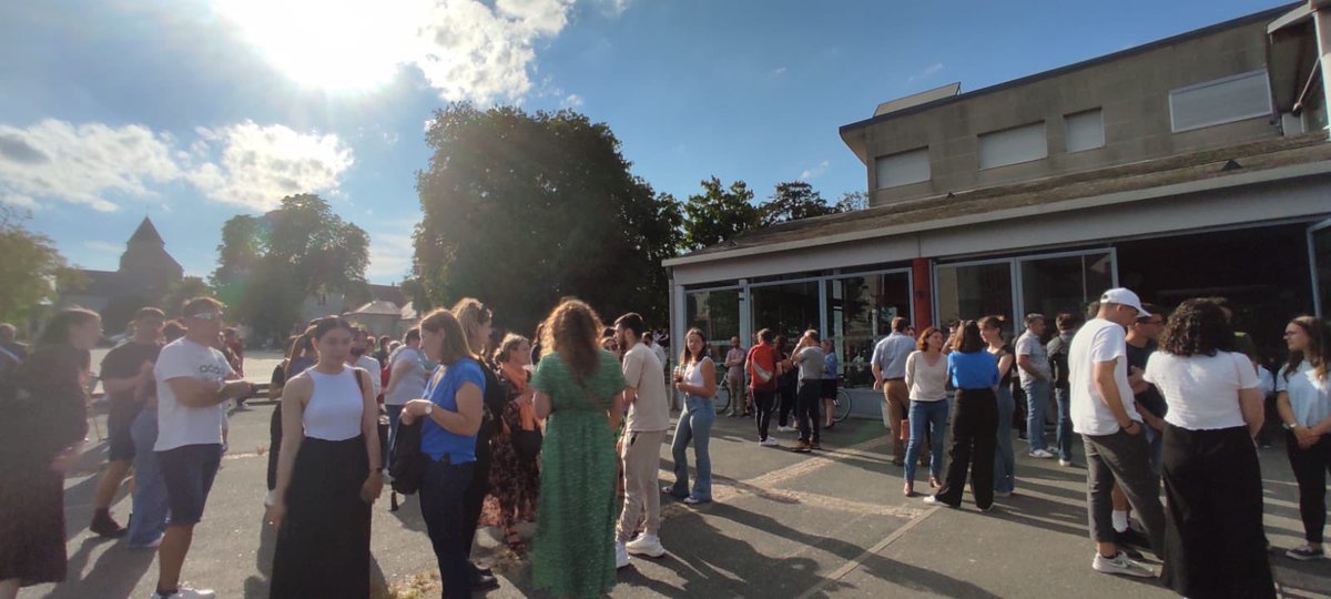 olivier_lelarge's tweet photo. Rassemblement de soutien pour notre collègue d #EPS agressé à #ingre : parents élèves et collègues toustes ensemble pour dénoncer cette violence inacceptable ! https://t.co/IPLPrEH626