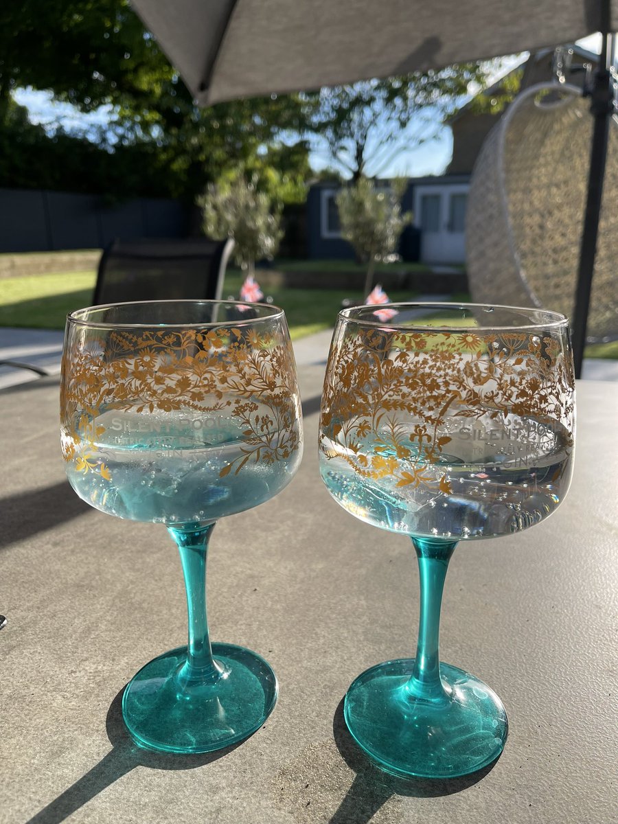 wordsfromsmith's tweet photo. So smug about the fact I wasn’t going to spend the whole of the long weekend drinking… 8 gins later🙈 @SilentPoolGin on a sunny day is basically a law though, right? https://t.co/pMxt8NKyxK