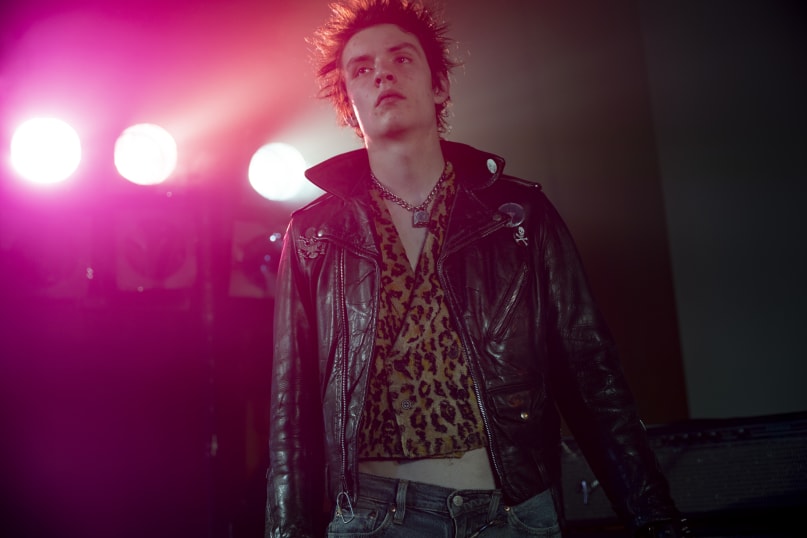 CNNChile's tweet photo. #CNNStyle | “Teníamos que ser exactos”: Maquilladora de serie inspirada en los Sex Pistols explica cómo logró el look punk https://t.co/fAgJKO7hg8 https://t.co/Q74T2kxNs4