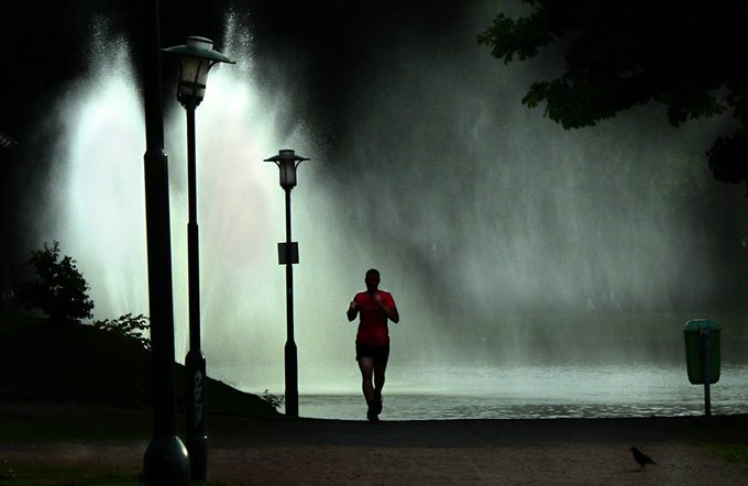 guardiacivil's tweet photo. ¿Sales a correr de noche? 

Recuerda:

✅Usa ropa reflectante 
✅Lleva tu DNI 
✅Lleva puesto un solo auricular (podrás escuchar un claxon, por ejemplo) 
✅Hazlo en sentido opuesto a la circulación de los coches https://t.co/SOWMJk4Bhw