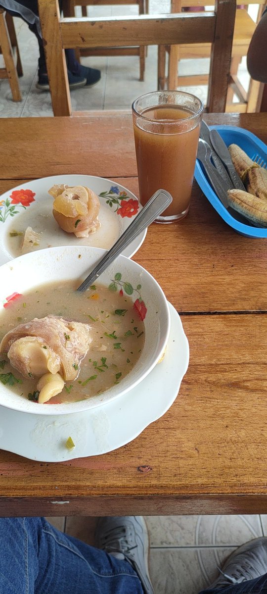 leoleon09803840's tweet photo. Comenzaré a subir mis fotos de comida Manaba. 
Hoy tocó Caldo de Pata, su verdecito, 1 presa de para adicional. Jugo de tamarindo. Ya dale el segundo. #manabita #manaba #comidamanaba https://t.co/yvtDMO2wlf