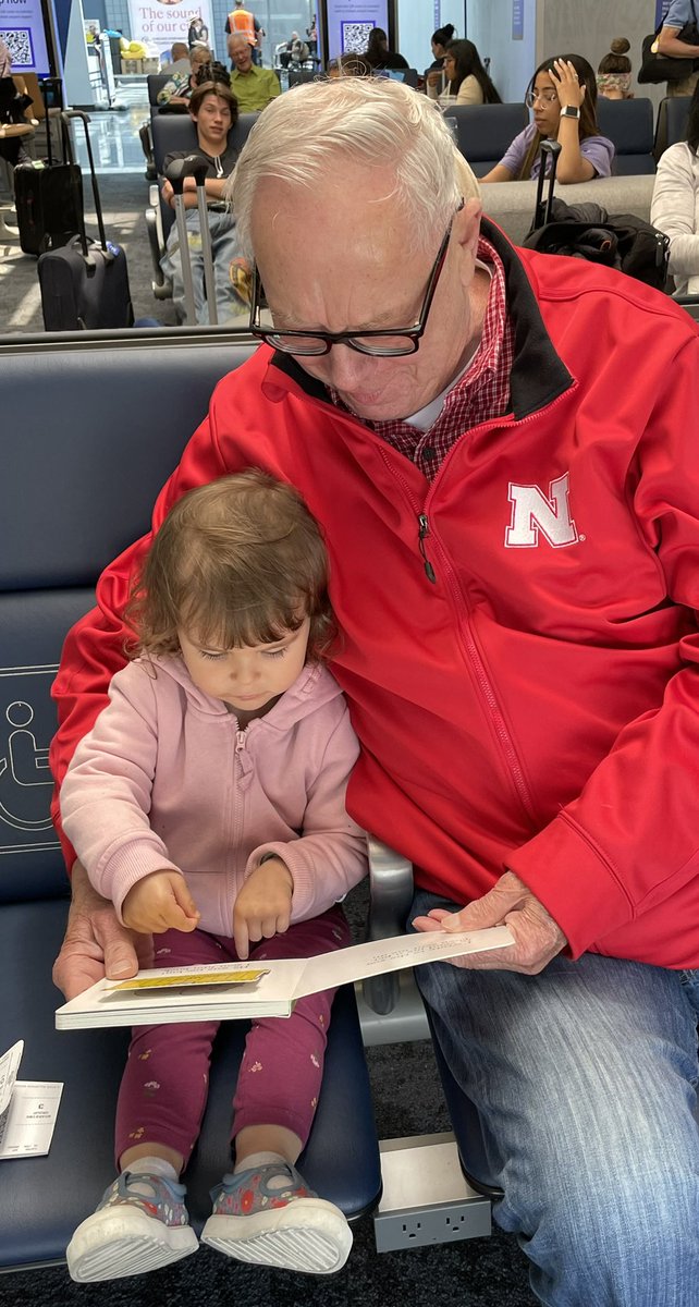 LStepanski23's tweet photo. Adorable picture of our United customers productively waiting for their overseas flight!! @OmarIdris707 @LindaHelto @weareunited @pastamama13 https://t.co/iOZ7USgWg0