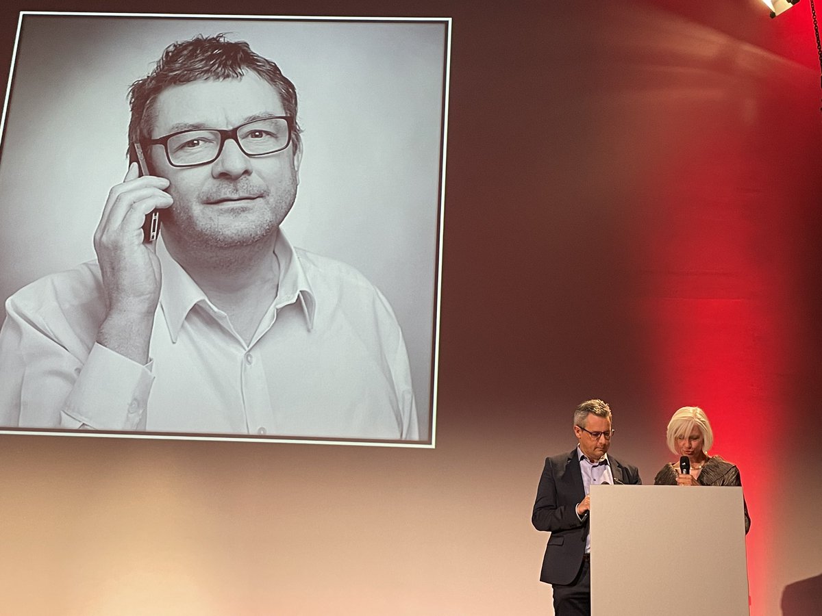 Hommage aan @PDWaele op de Nacht van de Woordvoerder in Gent. De Nacht van de Woordvoerder #NvW2022 aan hem opgedragen. Terecht. Peter stierf zondag, R.I.P