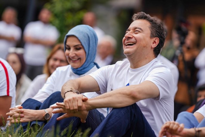 deva_bodrum's tweet photo. Kahkahaların yeşilin refahın adaletin hukukun özgürlüğün demokrasinin eğitim-öğretim turizm sanat kültürün EKONOMONİN DOĞANIN DEVASI GELİYOR #DEVAGELİYOR #DEVAALİBABACAN #devapartisi #bodrumdeva #mehmetbillorer https://t.co/8soFVpFOP6