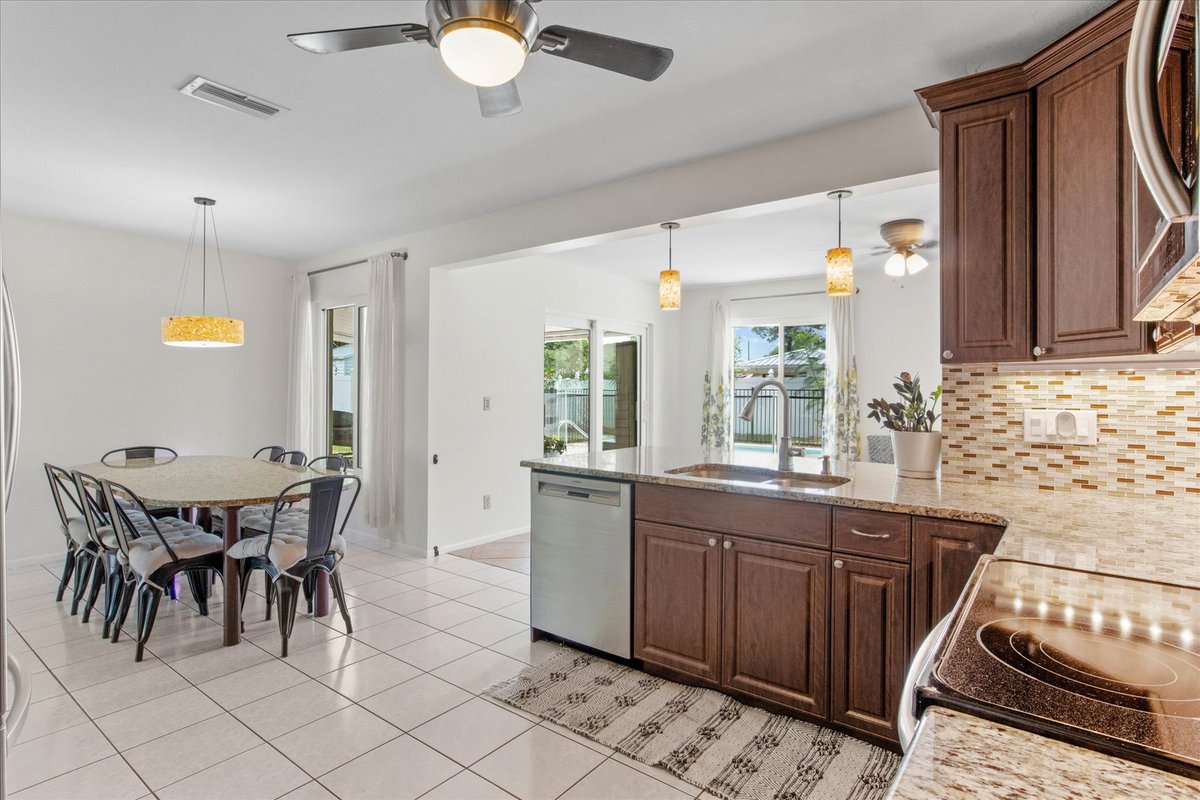 SGC_Homes's tweet photo. 💥 JUST LISTED 💥
-
📍 1302 Mango Ave Venice, FL 34285
🔥 Offered at $410,000
-
3 Bedrooms | 2 Bathrooms | 1,576 SQFT
Located Just 2.8 Miles From the Beautiful Venice Beaches 🌴
-
Contact Halie Roberson for more details!
📲 941.735.4707
https://t.co/rVKlftv0kP https://t.co/9dLochlk1K