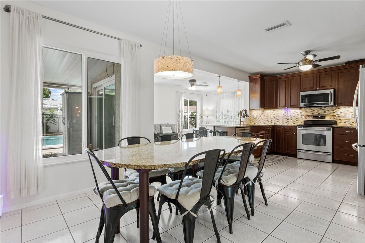 SGC_Homes's tweet photo. 💥 JUST LISTED 💥
-
📍 1302 Mango Ave Venice, FL 34285
🔥 Offered at $410,000
-
3 Bedrooms | 2 Bathrooms | 1,576 SQFT
Located Just 2.8 Miles From the Beautiful Venice Beaches 🌴
-
Contact Halie Roberson for more details!
📲 941.735.4707
https://t.co/rVKlftv0kP https://t.co/9dLochlk1K