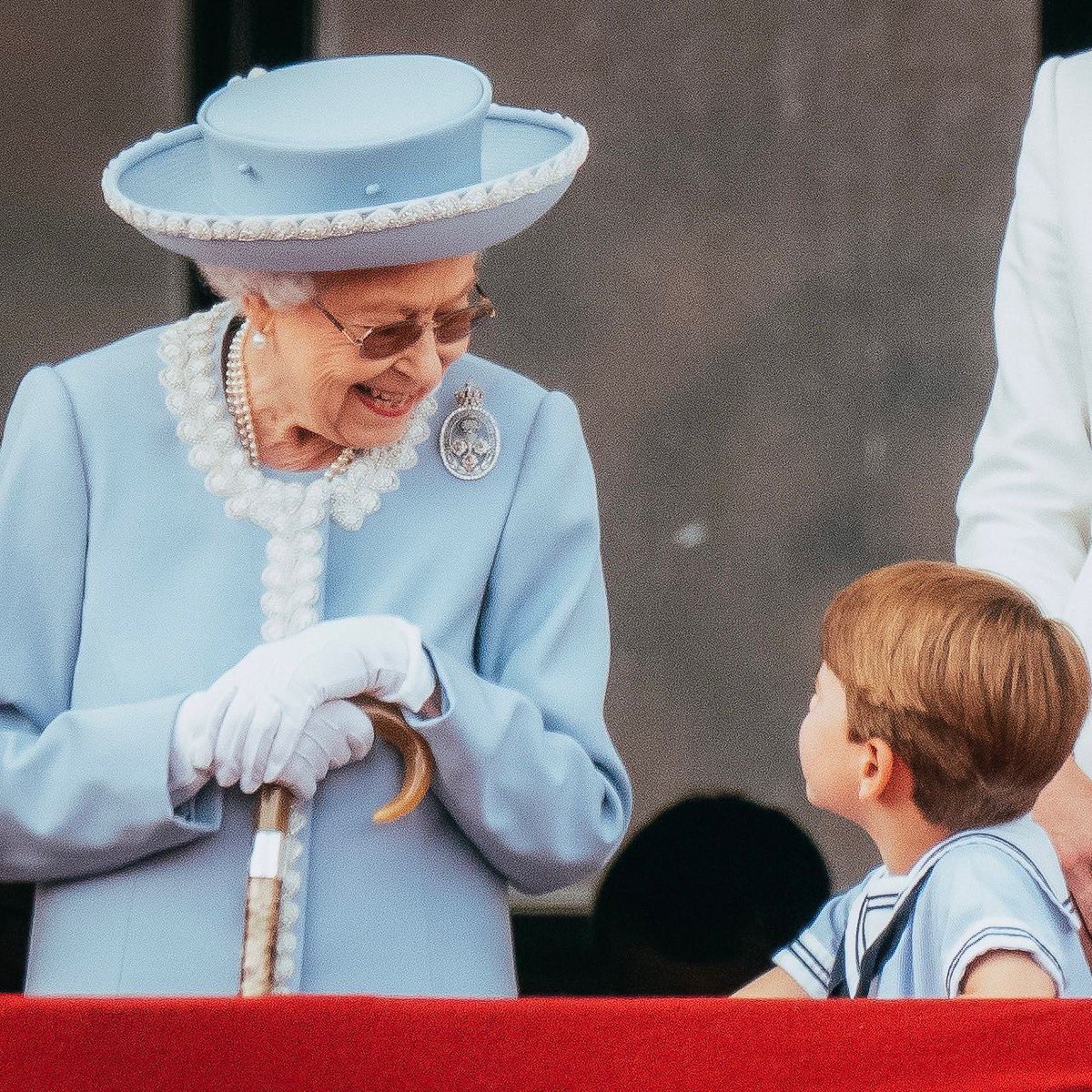Une image pour l’Histoire ! Sur le balcon de Buckingham, Élisabeth II et le prince Louis, son petit-fils, discutent et se sourient. Plus de 90 ans les séparent #PlatinumJubilee