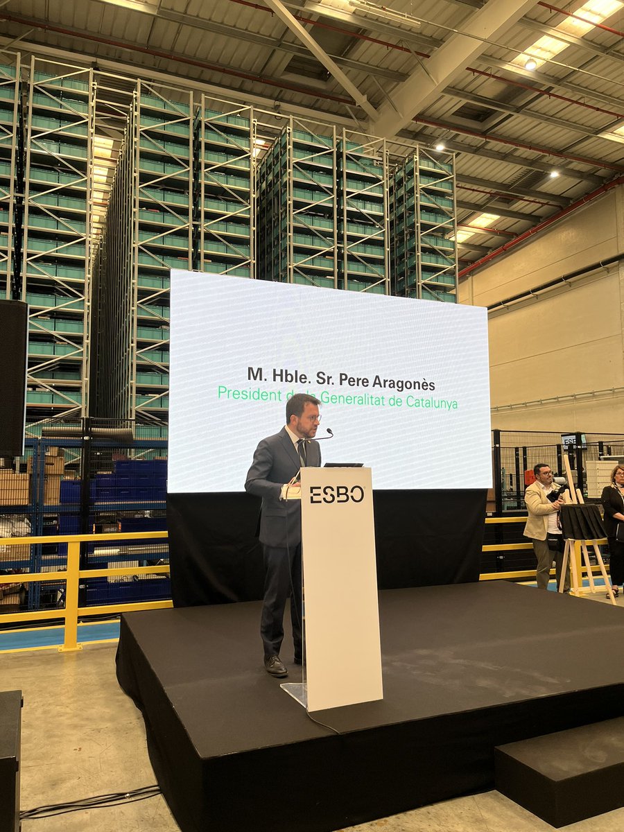 enric_tico's tweet photo. Gràcies MHP @perearagones per ser avui a #logisBages de @cimalsacat a la inauguració oficial dels nostres companys de viatge, @EsboLogistic. Llocs de treball de qualitat, una cadena logística preparada i al sevei de les persones. Seguim!! https://t.co/VuDeMjiWdA
