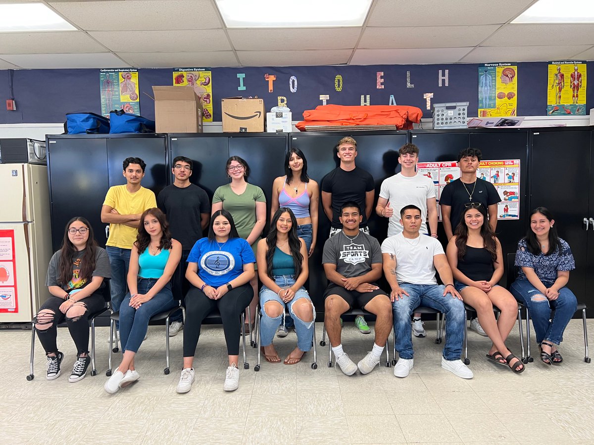 MsMehat91's tweet photo. Last day of school class pic! 5/6 Med Tech, see you in Nurse Assistant 🤣 @AtwaterFalcons @AtwaterHOSA https://t.co/ljtEPV9vWW