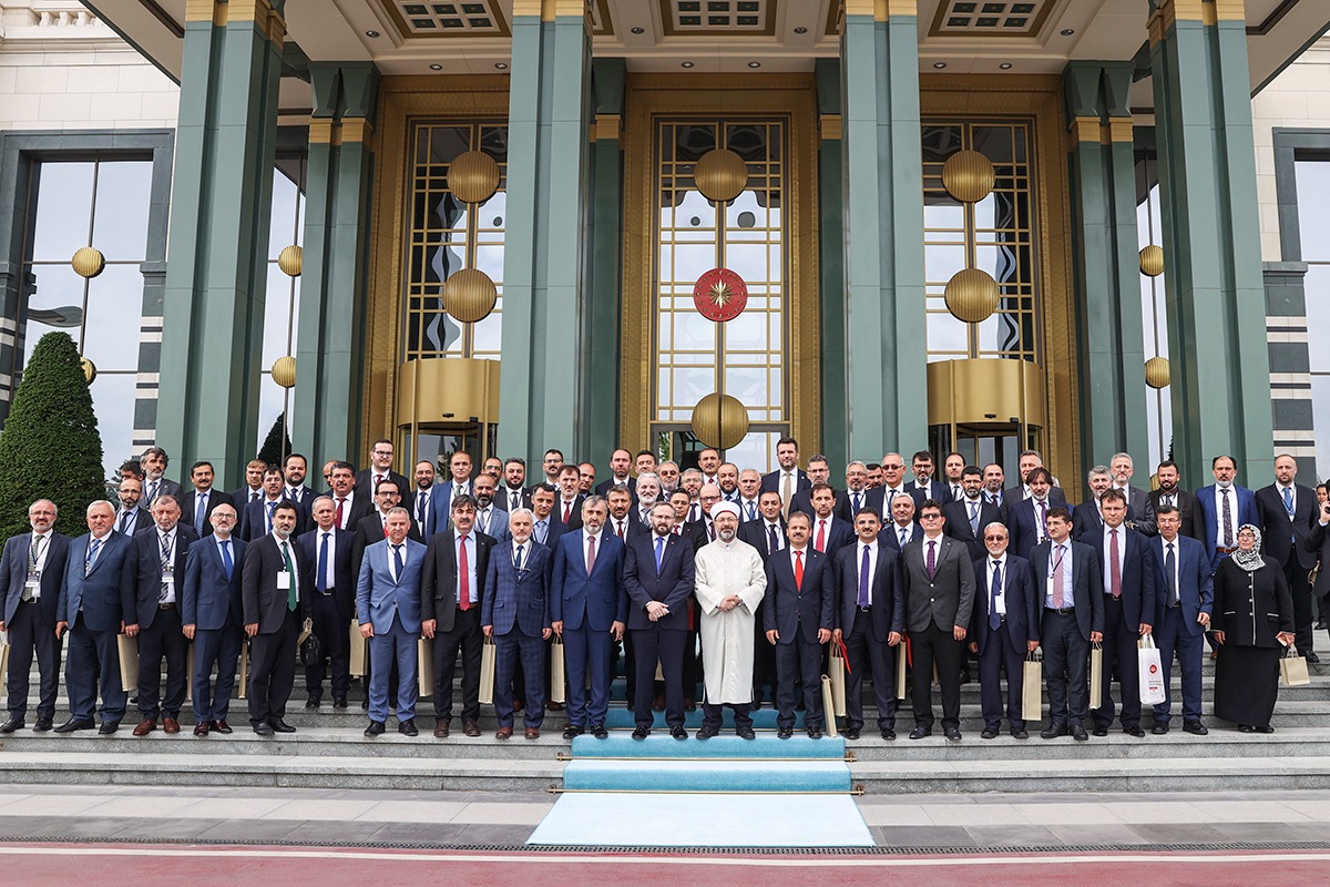 9. Yurt Dışı Din Hizmetleri Konferansı kapsamında Ankara’ya gelen Yurt dışı Din Hizmetleri Müşavir ve Ataşelerimizle birlikte Cumhurbaşkanımız Sayın Recep Tayyip Erdoğan'ın misafiri olduk.Kabul ve hitaplarından dolayı Cumhurbaşkanımız Sayın Recep Tayyip Erdoğan'a teşekkür ederiz.