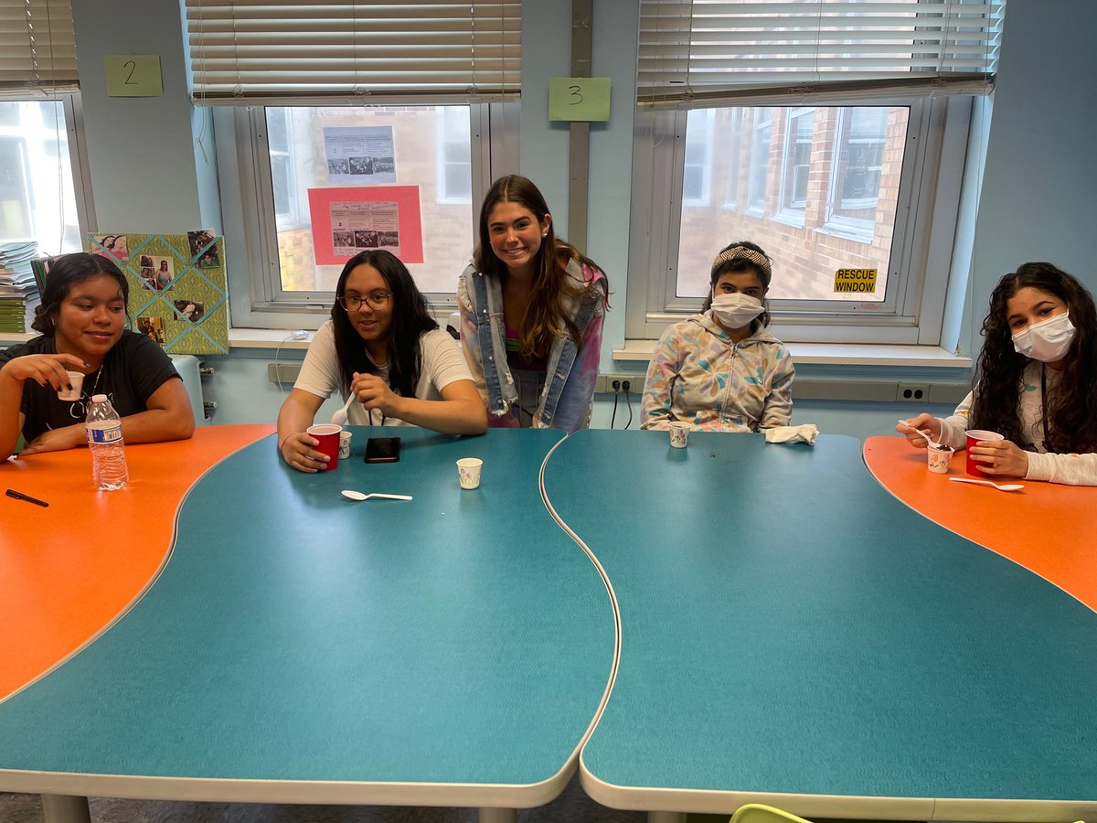 Loving our AP experience helpers with our ELLs. Thank you Ms. Lang for making this happen. <a href="/ChristinaLang/">Christina Lang</a> @TeachMitch @drdavidsrose1 @OwenCorrenti