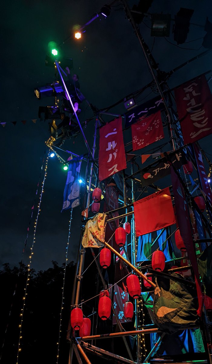 JojoTurbo3000's tweet photo. Résultat de ma première scénographie pour le Pelpass Festival à Strasbourg 🤖

Encore merci à toutes les petites mains qui m'ont aidé dans cette aventure 😡💜
(Je vous partage le gros robot demain hihi) 
https://t.co/ORs2AJ1E4r https://t.co/MjA2R2JhxQ