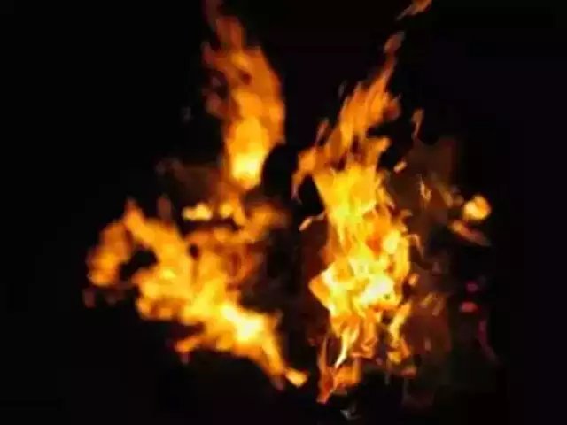 Vasudha156's tweet photo. Gujarat: Massive fire breaks out in Deepak Nitrite's chemical plant in Vadodara, 7 workers hospitalised

https://t.co/ojyXkj45i9 https://t.co/OJ6TtKwK9u