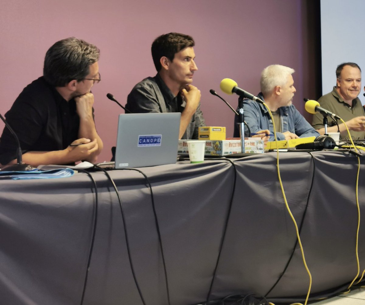DeckdeDoc1's tweet photo. Table Ronde « Le jeu, c’est du sérieux ? ». Avec Julian Alvarez, chercheur en SIC, Arnaud Fatras, gérant du Village du jeu (Bailleul). #jds #jeu #ludopedagogie #cdi https://t.co/wugvbgEnjH