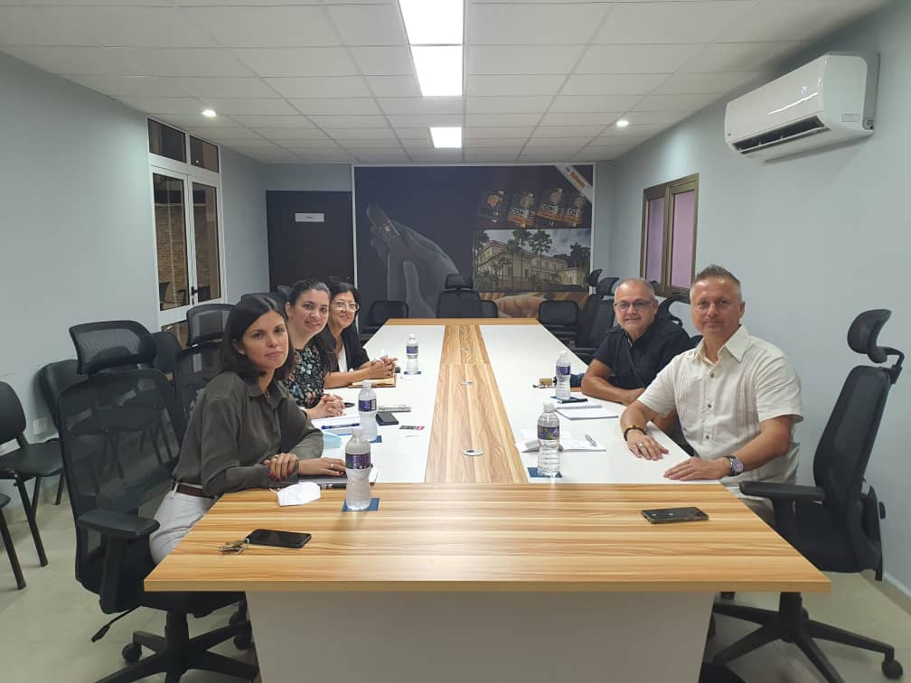 AnabelReloba's tweet photo. Recibimos en la sede de la VUINEX a Tamas Geyenese, Presidente del Comité Empresarial Cuba Hungría para intercambiar sobre las oportunidades de negocios con inversión extranjera @MINCEX_CUBA @VuinexCuba https://t.co/vFv8Y00gpA