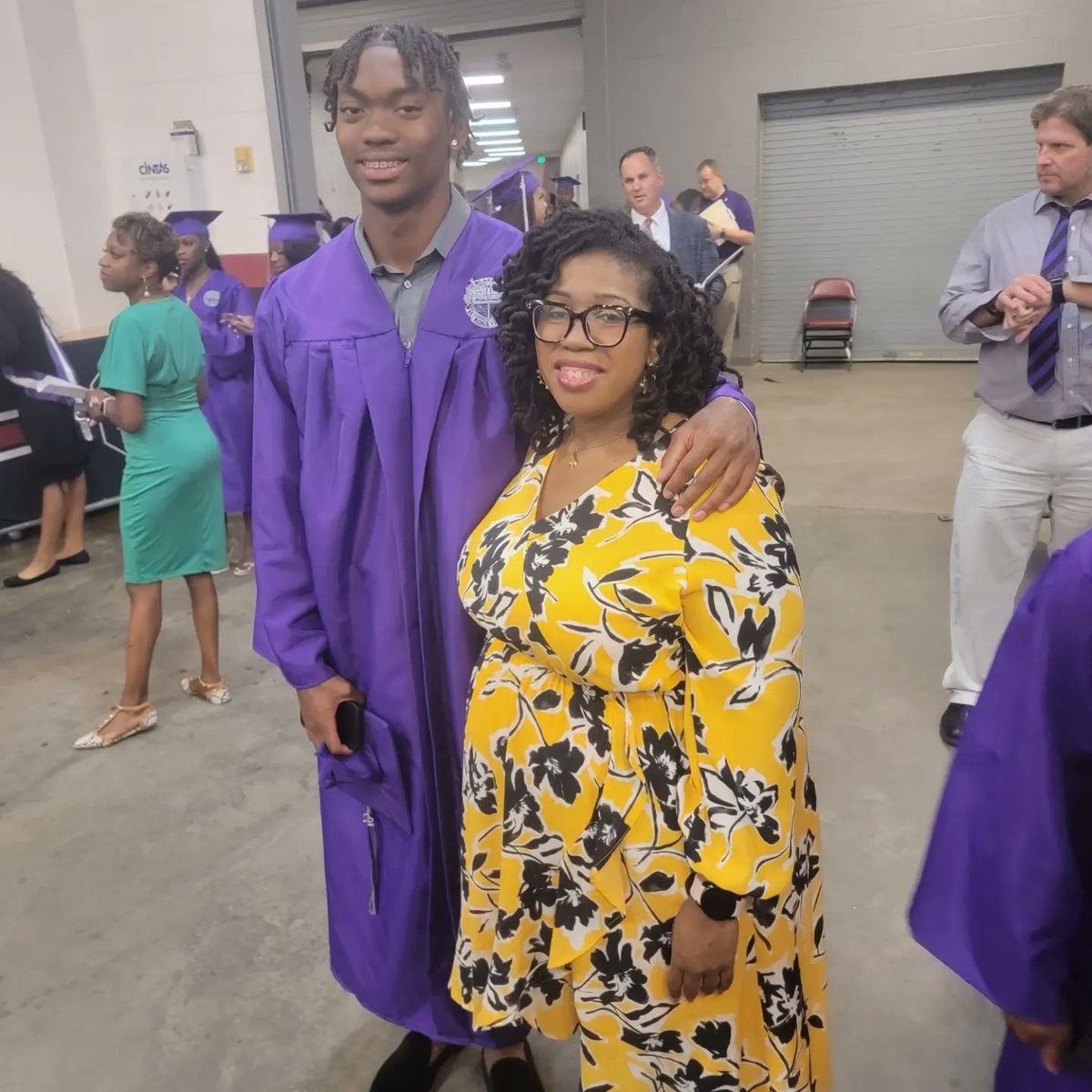 miss_tsmith's tweet photo. Congrats to all of my babies, besties, Kool Kids, neices, nephews &amp; hons of @RidgeView_2022 ! I am so proud of these humans &amp; glad we played an important part in each other's lives.  💜 @rvhs #classof2022 https://t.co/dZZLUlRULt