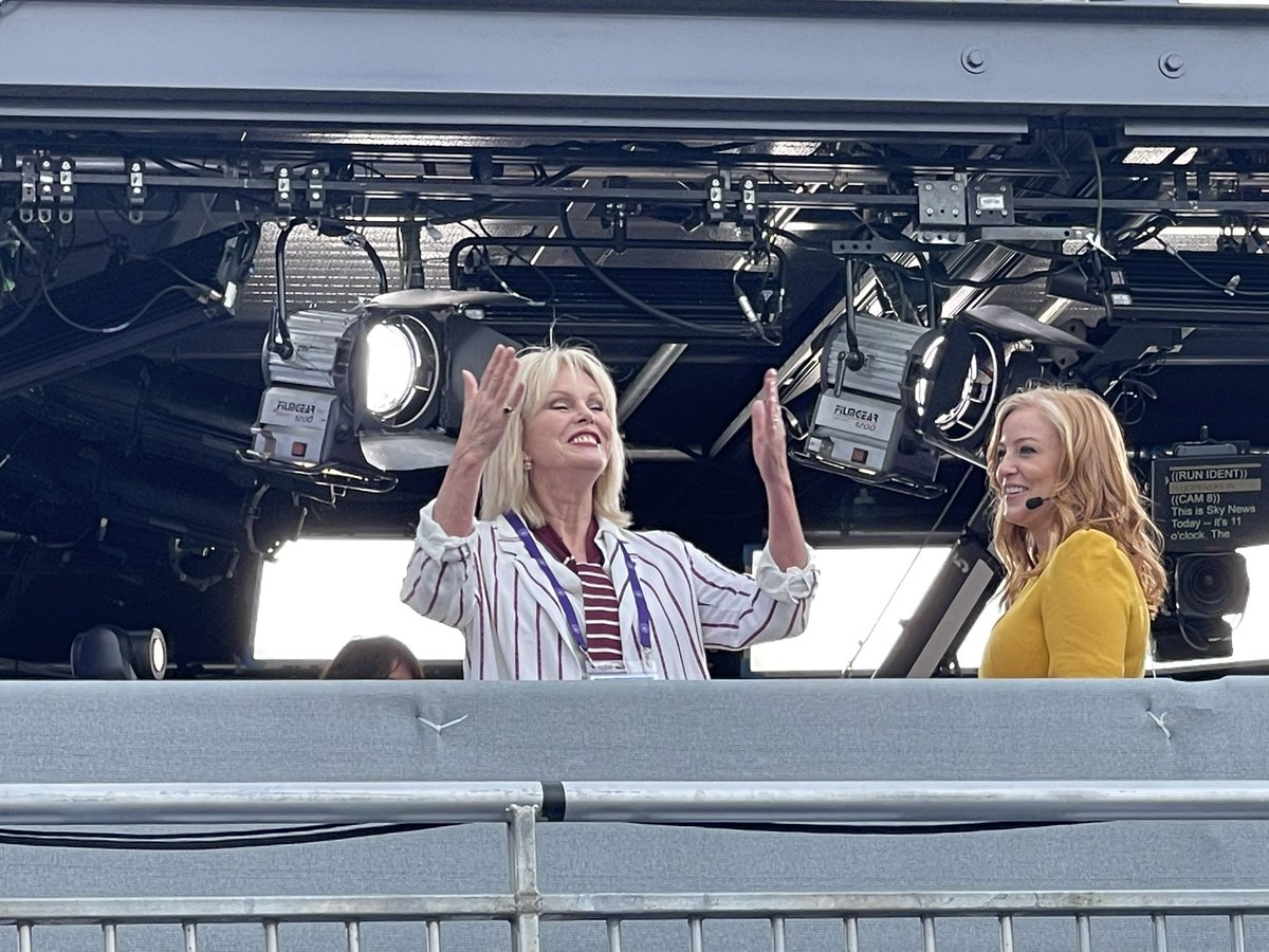 Today it was my absolute honour to attend the trooping of the colour in the Grandstands set outside Buckingham Palace. I spotted a lady who makes me proud to be British. I shouted “JOANNA”!! Then the crowd turned around as she waved to me. I tag fan account <a href="/JoannaLumleyUK/">Dame Joanna Lumley</a> 🙌