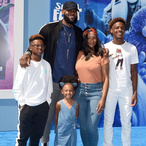 drboycewatkins1's tweet photo. #LeBronJames became a billionaire partly because he has a billion dollar family and didn't spend his life getting tangled up with a bunch of random women and baby's mamas. 

A good woman will help you focus. 

#BlackLove #Grownmanish #BoyceWatkins #KingJames #BlackPower https://t.co/z5qmhO9VVp
