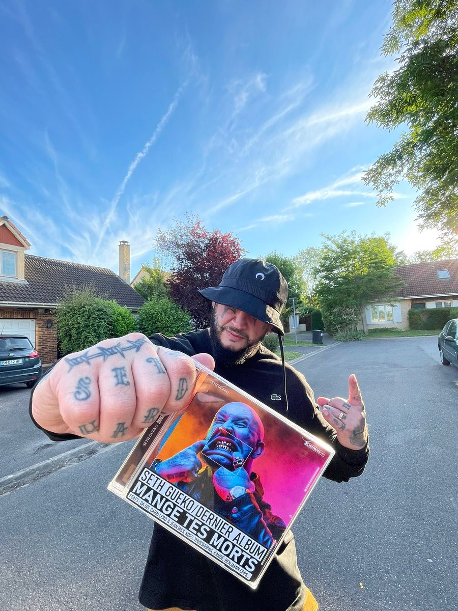 On y est ! 3 ans pour coudre mes plus belles rimes, pondre mes meilleurs punchline, inviter des tueurs en feat ! 3 ans pour dénicher des prods de folie !
Et partir tête haute de ce rap jeu dans lekel je ne retrouve plus les valeurs qui m’ont attiré au début de ma carrière !