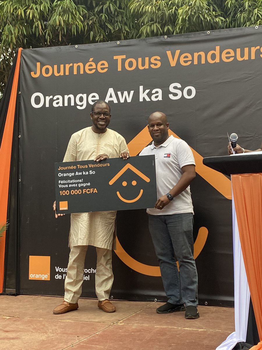 Orange_Mali's tweet photo. Remise des prix aux lauréats de la journée tous vendeurs. Les groupes suivants sont arrivés en tête :
👉🏾 1er Essentiel remporte 1 500 000 Fcfa 
👉🏾 2ème Fibre attitude remporte 1 000 000 Fcfa 
👉🏾 3ème Connectivite remporte 500 000 Fcfa 
#JourneeTousVendeurs
#AwKaSo https://t.co/eua7JMMPov