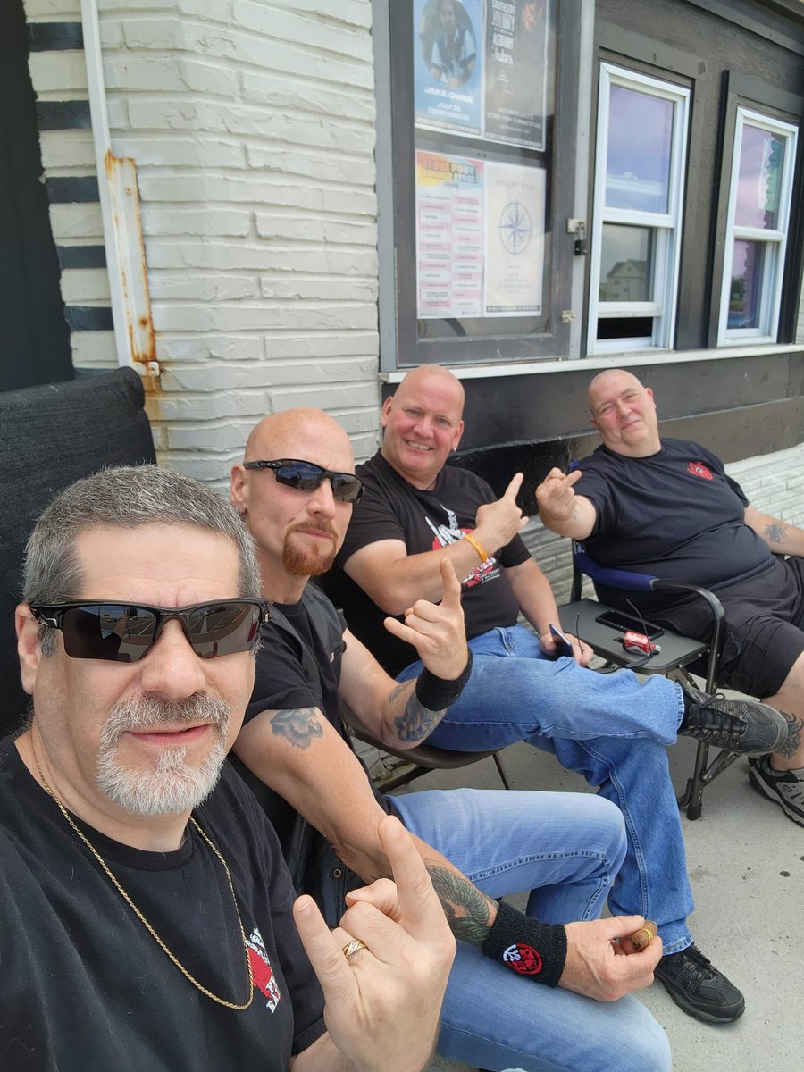 Robert6666969's tweet photo. @OffiLIFEOFAGONY @arobert Ready and waiting! ๐ค๐ค #frontrailcrew https://t.co/8zhsAC5aaV