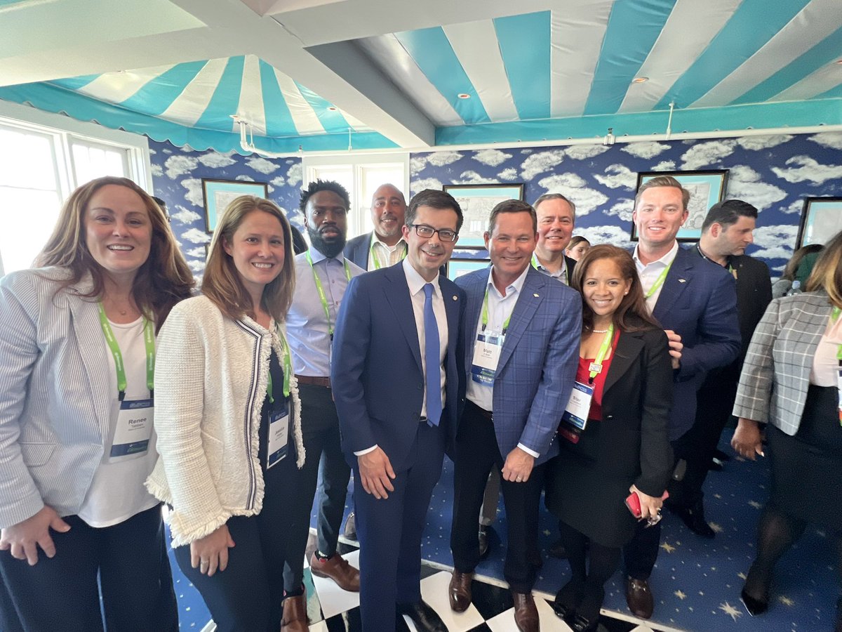 MBElliottMI's tweet photo. Our @BankofAmerica team thanks US Secretary of Transportation Pete Buttigieg for stopping by to meet the Bank of America-sponsored 2022 Mackinac Future Leaders at the Mackinac Policy Conference. #MiBofA #IWorkForBofA #MPC22 https://t.co/P3VW7vGRd3