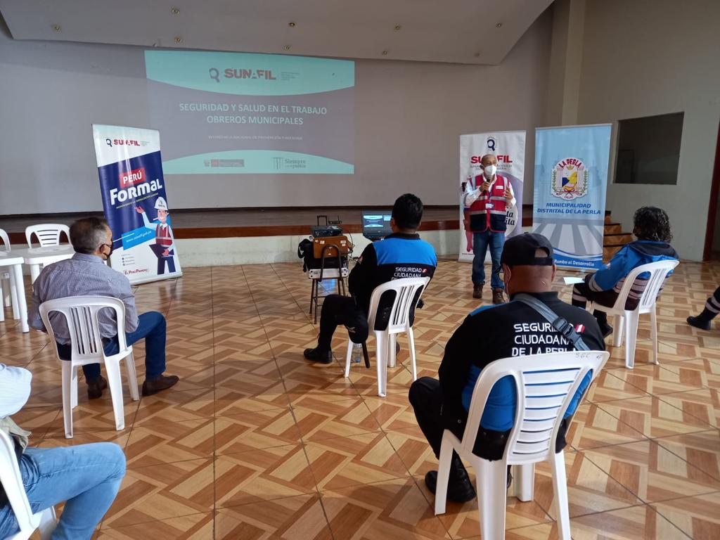 SunafilPeru's tweet photo. #Callao | Realizamos una jornada de capacitación a los miembros del Serenazgo a nivel provincial, sobre seguridad y salud en el trabajo y hostigamiento laboral. Esto se llevó a cabo gracias a la participación del Comité Provincial de Seguridad Ciudadana (#COPROSEC Callao). 💪👮👮‍♀️ https://t.co/ivvLoEIQ7d