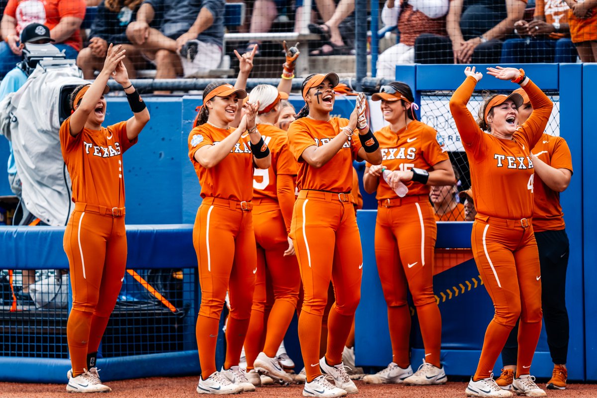 TexasLonghorns's tweet photo. THAT'S ONE 🤘 https://t.co/mBGbYjVUe1