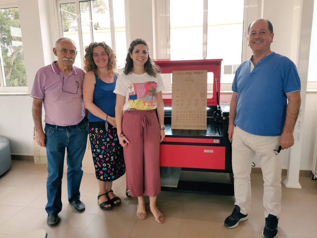 OpticaAnteojSB's tweet photo. Hoy estamos de formación en el @ieslarosaleda aprendiendo en el #AulaAteca a imprimir en 3D y a cortar con láser. Hemos hecho este optotipo con el logo de nuestro centro, el @IESSB .
¡Ojalá tengamos esta tecnología muy pronto en nuestro IES! 

@J_A_Mata @EducaAnd @FPAndaluza https://t.co/tVWCMzXMtK