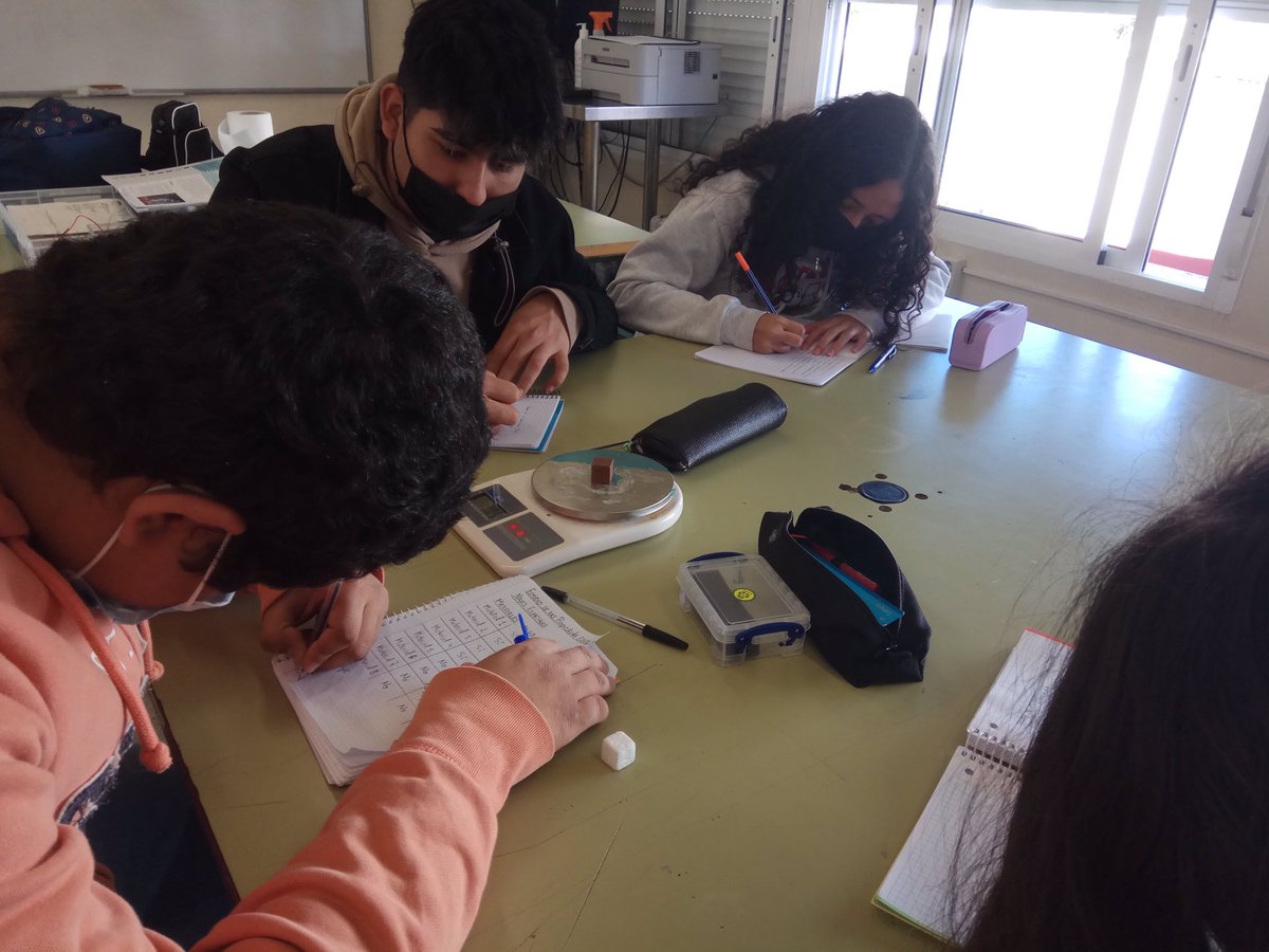caro_ies's tweet photo. Nuestro centro ha sido seleccionado para participar en el #proyecto STEAM:Investigación Aeroespacial aplicada al aula".En colaboración con la Agencia Espacial Europea, dentro del programa ESERO, el alumnado podrá adentrarse en esta temática con los kits aeroespaciales adquiridos. https://t.co/MwDAZmQWxU