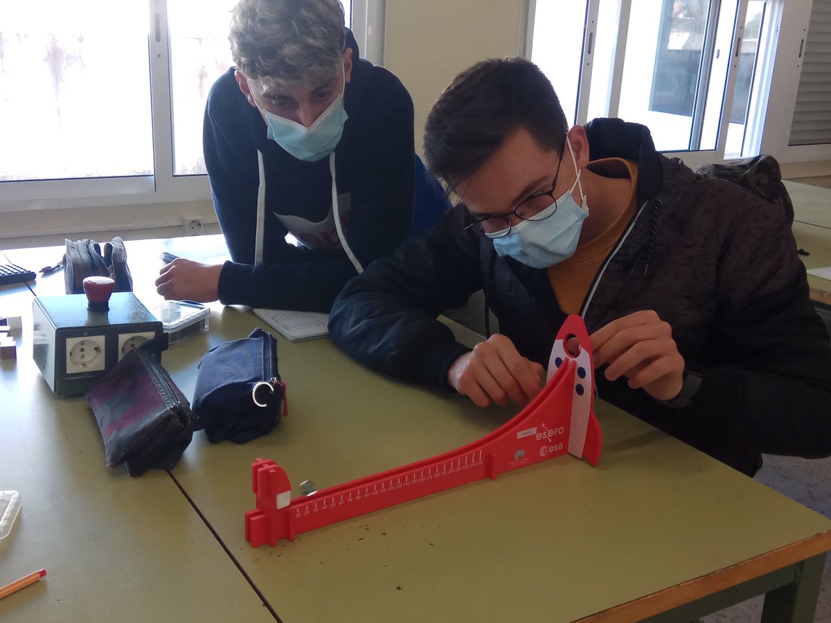caro_ies's tweet photo. Nuestro centro ha sido seleccionado para participar en el #proyecto STEAM:Investigación Aeroespacial aplicada al aula".En colaboración con la Agencia Espacial Europea, dentro del programa ESERO, el alumnado podrá adentrarse en esta temática con los kits aeroespaciales adquiridos. https://t.co/MwDAZmQWxU