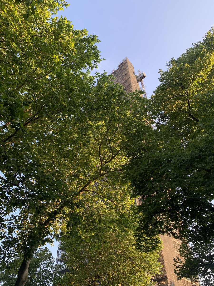 IndraJager's tweet photo. Om 21.00 uur treedt eerst stadsbeiaardier @Malgosiafiebig op, daarna neemt @kensingtonband het stokje over. Zie je de lift daar rechts? Op die hoogte (100 meter) zal het gebeuren. @redactieadun https://t.co/G1xMEzHf39
