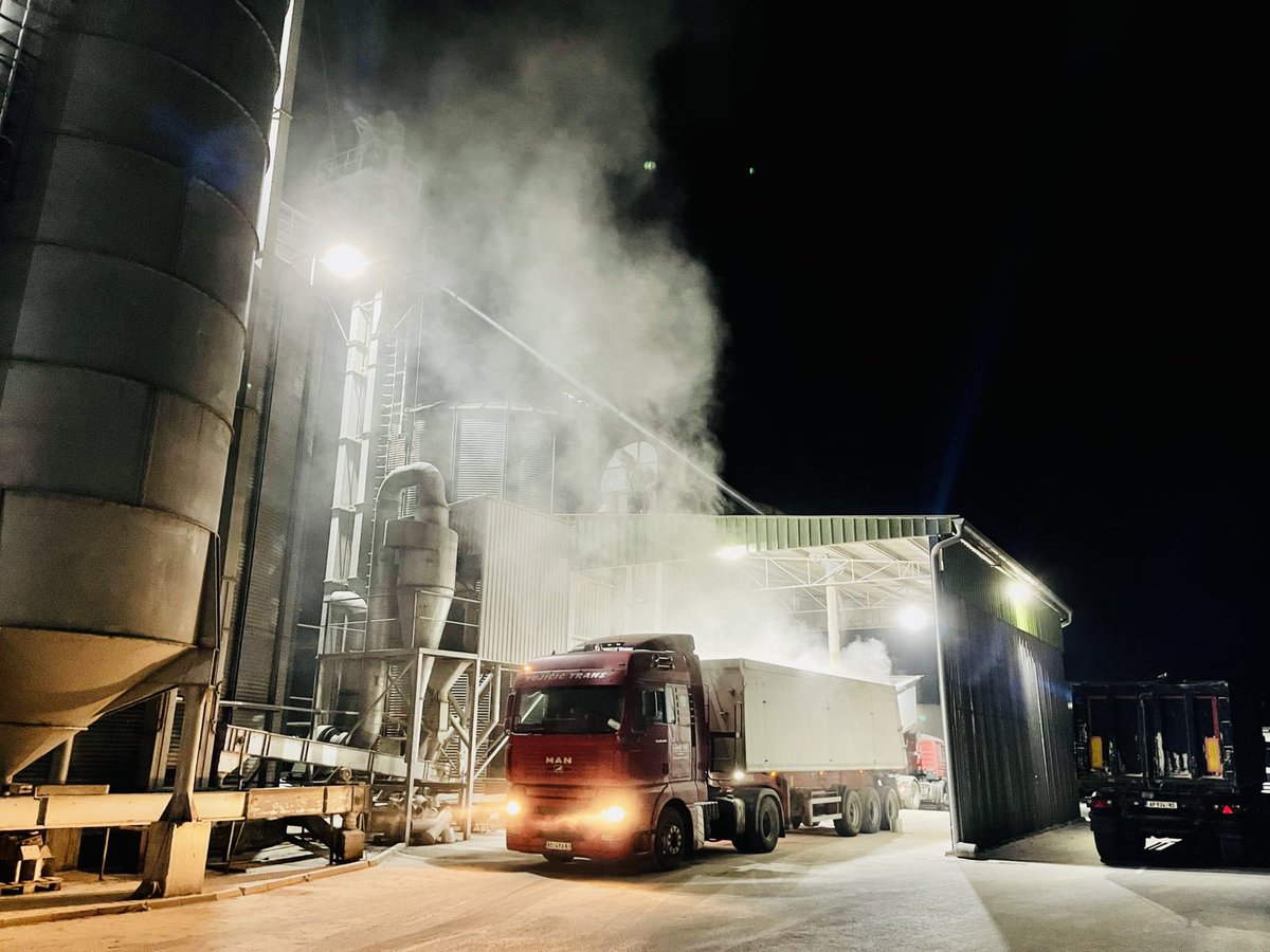 vimeksim's tweet photo. Execution is essential part of trading!✅ Late night loading🌃 🚛to fulfill loading rate!🌾🌻
 #Futog #ViemksimKooperacija #work

Izvršenje je ključni deo trgovine! ✅Kasni noćni utovar 🚛radi ispunjenja norme utovara 🌾🌻 https://t.co/98kb6cQXnX