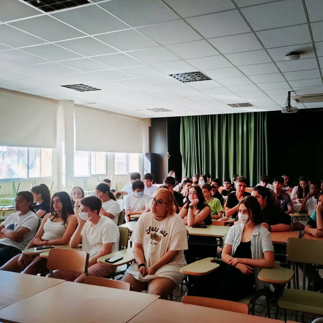 L'alumnat de 3r d'ESO ha pogut parlar avui amb l'Eloy Moreno, autor del llibre Invisible. Ha estat una entrevista sobre un llibre que han llegit durant el curs i que treballa l'assetjament escolar. Ha estat molt gratificant! #insjoaquimrubióiors <a href="/AjSantBoi/">Ajuntament Sant Boi</a> <a href="/SBEducadora/">SB Ciutat Educadora</a>