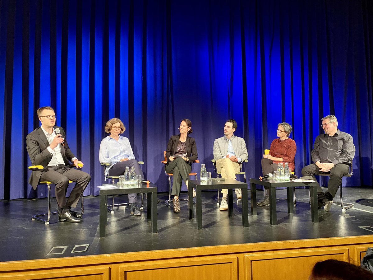 Digitalisierung im #Gesundheitswesen sollte kein Selbstzweck sein, sondern ein wesentlicher Bestandteil der zukünftigen Versorgung. Podiumsdiskussion über den #Patienten von Morgen - also über uns alle. U. a. mit <a href="/JessicaHanneken/">Jessica Hanneken</a>, @j_danckert, Boris Velter, Ioannis Goudakos.